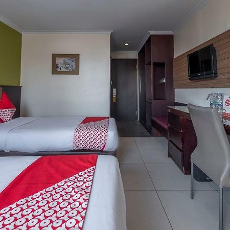 Oyo 628 Losari Metro Macáçar Exterior foto